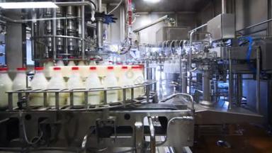 瓶而洗净、 晒干、 装满了牛奶和关闭在工厂式输送<strong>机</strong>帽